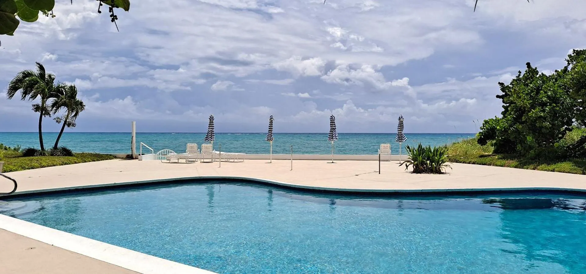 Newly Remodeled Luxury Beachfront 2-Bedroom Condo فريبورت البهاما